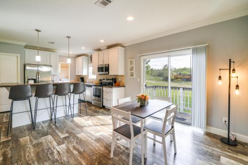 Legacy Ranch Home with Lake Access and Grill in Хондо (Техас)