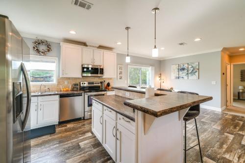 Legacy Ranch Home with Lake Access and Grill in Хондо (Техас)