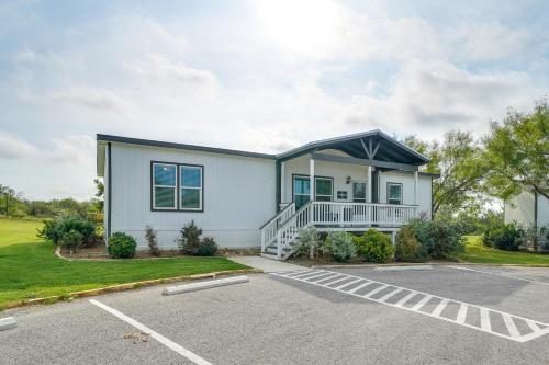 Legacy Ranch Home with Lake Access and Grill in Хондо (Техас)