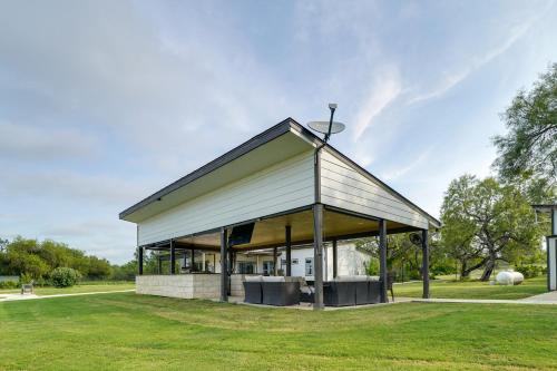 Legacy Ranch Home with Lake Access and Grill in Хондо (Техас)