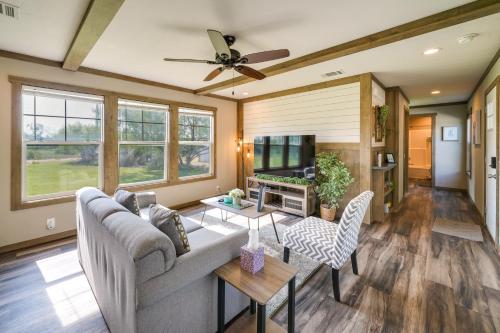 Pet-Friendly Hill Country Hideaway with Deck in Хондо (Техас)