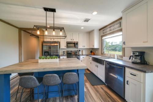 Pet-Friendly Hill Country Hideaway with Deck in Хондо (Техас)