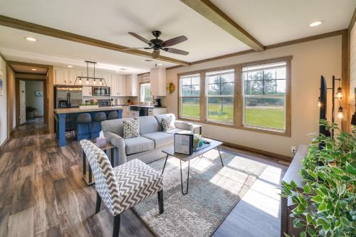 Pet-Friendly Hill Country Hideaway with Deck in Хондо (Техас)