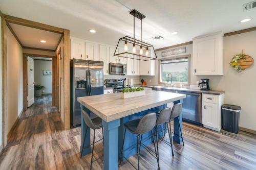 Pet-Friendly Hill Country Hideaway with Deck in Хондо (Техас)