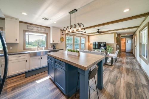 Pet-Friendly Hill Country Hideaway with Deck in Хондо (Техас)