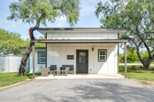 Legacy Ranch Escape Game Room and Lake Access in Хондо (Техас)