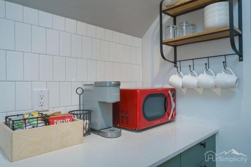 Cozy Studio Guesthouse W Soaking Tub in Northeast Park Hill