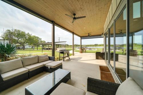 Lakefront Texas Home on Legacy Ranch in Хондо (Техас)