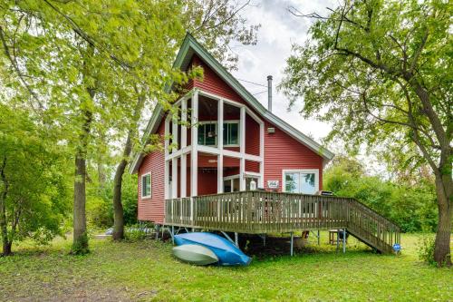 Island Retreat on Pistakee Lake Deck and Gas Grill! in Fox Lake, USA