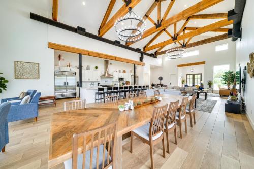 Lakefront Texas Home on Legacy Ranch in Хондо (Техас)