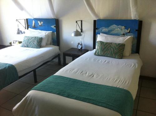 2 twin beds