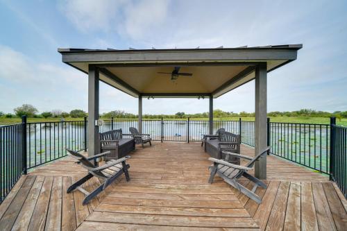 Lakefront Texas Home on Legacy Ranch in Хондо (Техас)