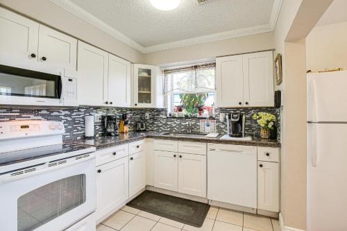 Ft Lauderdale Getaway with Yard about 4 Mi to Beach! in Fort Lauderdale, USA