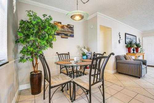 Ft Lauderdale Getaway with Yard about 4 Mi to Beach! in Fort Lauderdale, USA