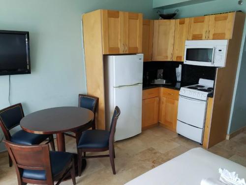 Ocean Front Casablanca Studios with FULL KITCHENS & Beach access By BL Rentals - image 11