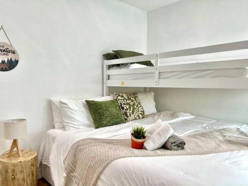 Jies Choice Cozy 3B kids friendly house DTLA in Los Angeles, USA