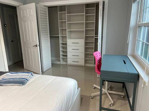 Comfort and Privacy - Your Sanctuary in North Miami Beach