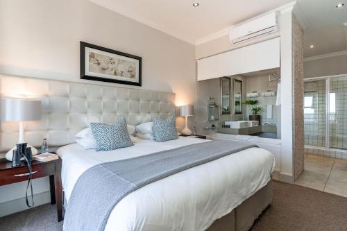 1 king bed, 2 sofa beds