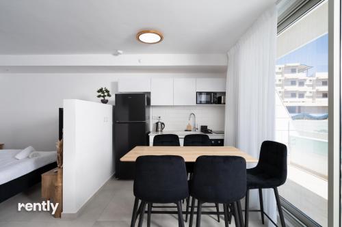 virtuvė, Luxury Apartments And Studios At Sea Side By Rently in Eilatas