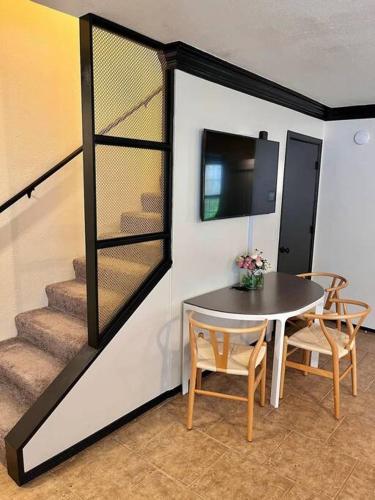 Chic and Modern - Walk to UofA