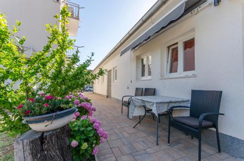 One-Bedroom Apartment - Ground Floor image 2