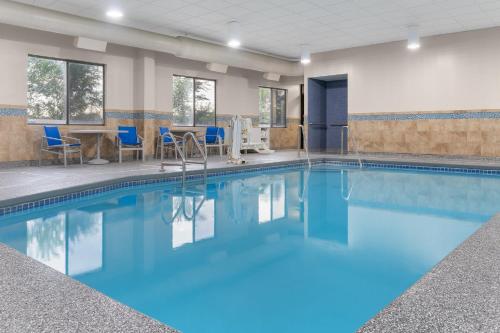 Holiday Inn Express Hotel & Suites Coralville By IHG - 수영장