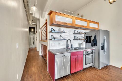 Modern Condo with Mountain Views Walk to Downtown condo - image 5