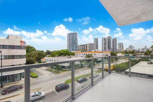 Modern Central 2-bedroom 2-bathroom Pool Parking in Miami, USA