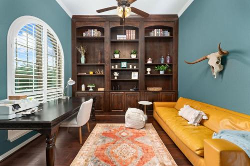 Upstay - Spacious Home w Pool-Hot Tub-Office-Yard in Austin, USA