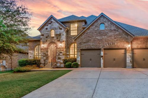 Luxury Home with Outdoor Pool Hot Tub and Yard in Austin, USA