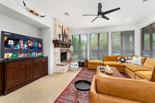 Luxury Home with Outdoor Pool Hot Tub and Yard in Austin, USA