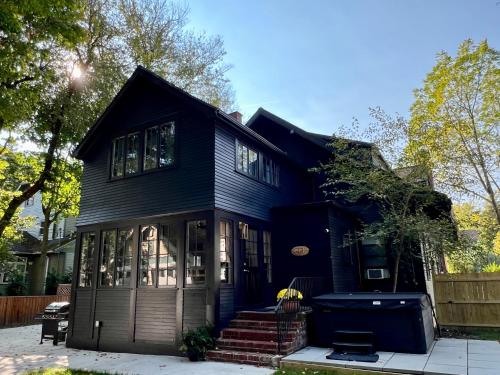 Historic Bulldog Bungalow in Hamburg, USA