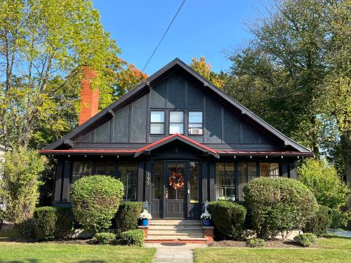 Historic Bulldog Bungalow in Hamburg, USA