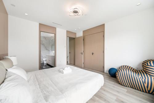 Charming and Modern Retreat in Vancouver Trendy 42nd Avenue Neighbourhood - image 2
