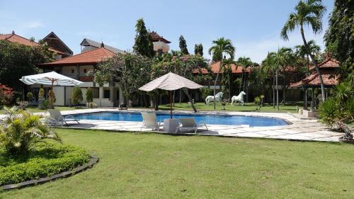 Twin Standard Room with Garden View image 3