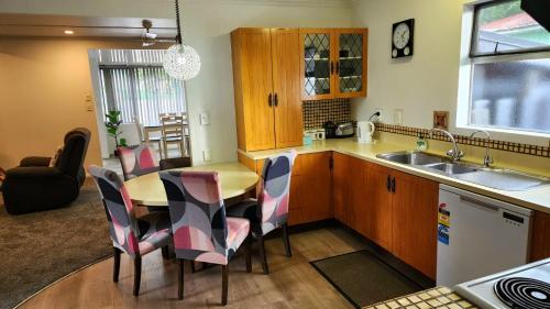 Ahuriri Escape - Home Away Home, Entire Bungalow in อฮูริรี