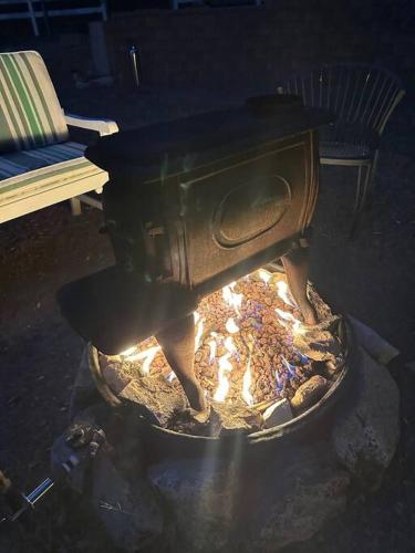 Cabin in the Oaks! Private spa! Outdoor Shower