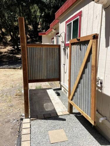 Cabin in the Oaks! Private spa! Outdoor Shower