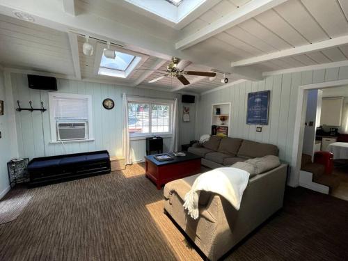 Cabin in the Oaks! Private spa! Outdoor Shower