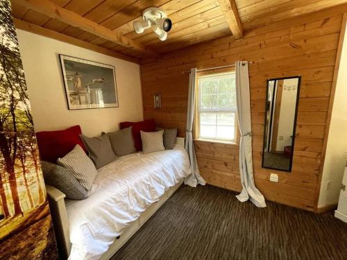 Cabin in the Oaks! Private spa! Outdoor Shower