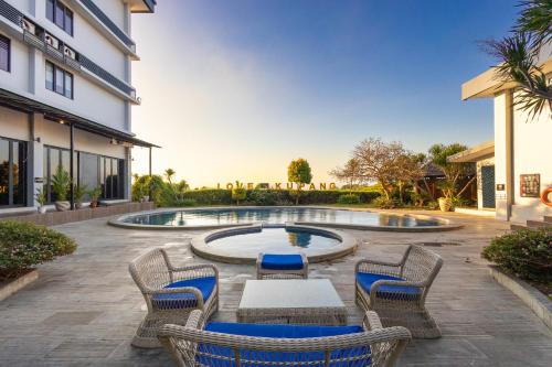 Swimming pool, Hotel Neo Eltari - Kupang by ASTON in Kupang