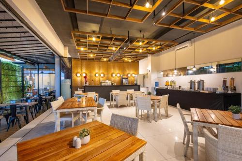 Restaurant, Hotel Neo Eltari - Kupang by ASTON in Kupang