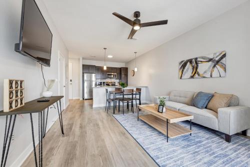 Bold 2415 I Stunning One Bedroom Modern Suite in Saint Peters, USA