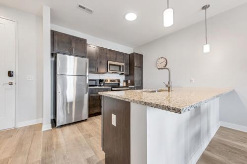 Bold 2415 I Stunning One Bedroom Modern Suite in Saint Peters, USA