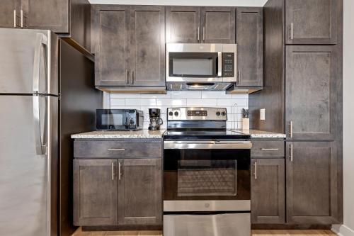 Bold 2415 I Stunning One Bedroom Modern Suite in Saint Peters, USA
