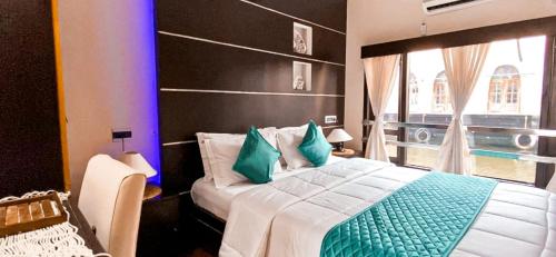King Room with Lake View image 6