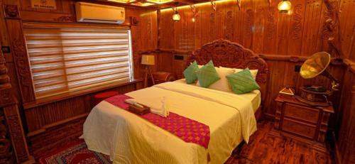 King Room with Lake View image 5