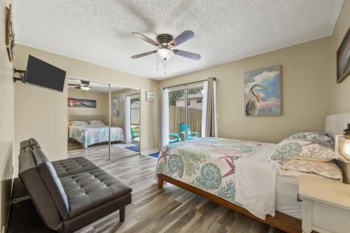 2BR retreat close to beach with private backyard in St. Augustine, USA