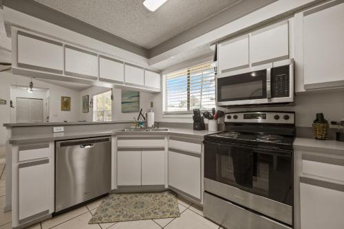 2BR retreat close to beach with private backyard in St. Augustine, USA
