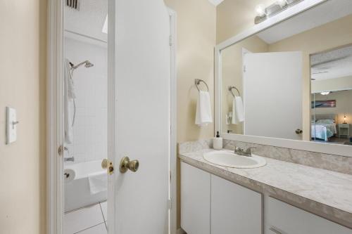 2BR retreat close to beach with private backyard in St. Augustine, USA